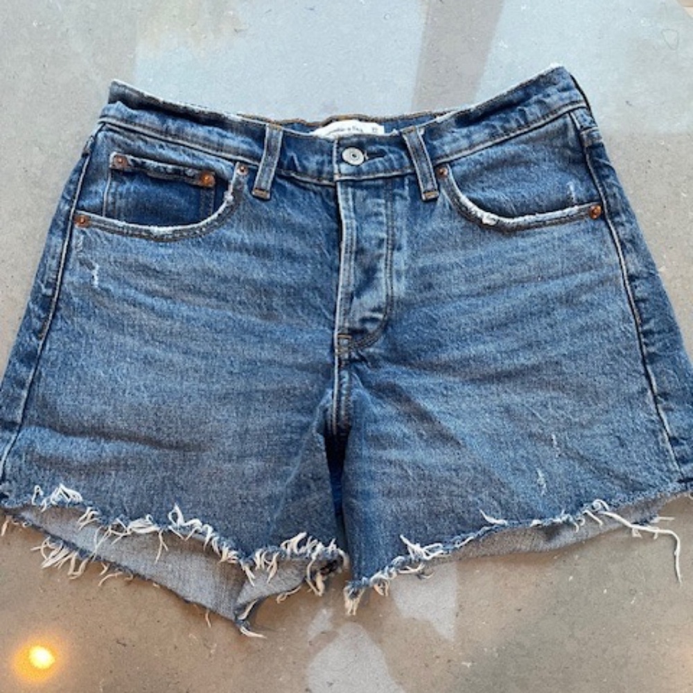 Abercrombie & Fitch - The 90s Baggy Low Rise Shorts Medium Wash Size 27